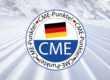 Rundes Siegel mit deutscher Flagge und der Aufschrift „CME-Punkte!“ vor einer frisch präparierten Skipiste im Schnee.