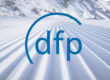 Blaues dfp-Logo vor einer frisch präparierten Skipiste mit Bergen im Hintergrund.
