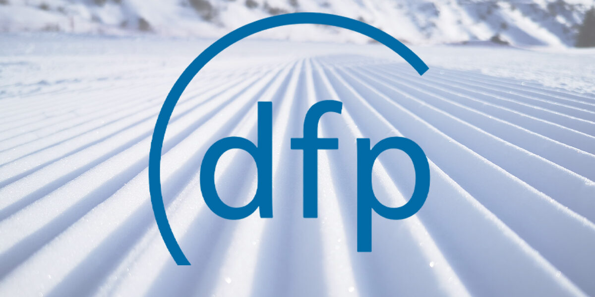 Blaues dfp-Logo vor einer frisch präparierten Skipiste mit Bergen im Hintergrund.