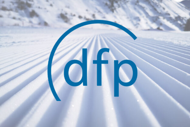 DFP Punkte Blog Blaues dfp-Logo vor einer frisch präparierten Skipiste mit Bergen im Hintergrund.