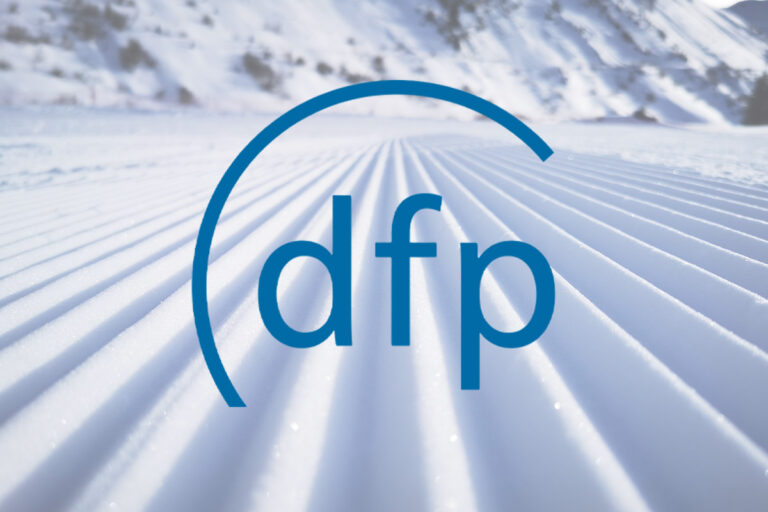 Blaues dfp-Logo vor einer frisch präparierten Skipiste mit Bergen im Hintergrund.
