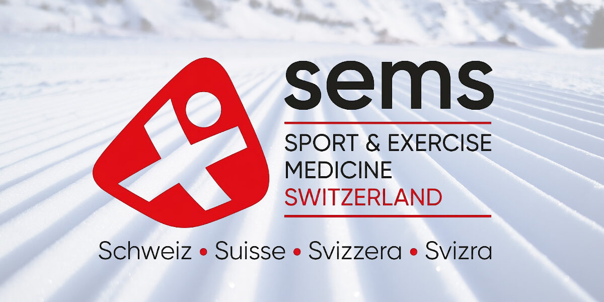 SEMS Credits Blog Logo von „sems – SPORT & EXERCISE MEDICINE SWITZERLAND“ vor einer präparierten, verschneiten Skipiste im Sonnenschein.