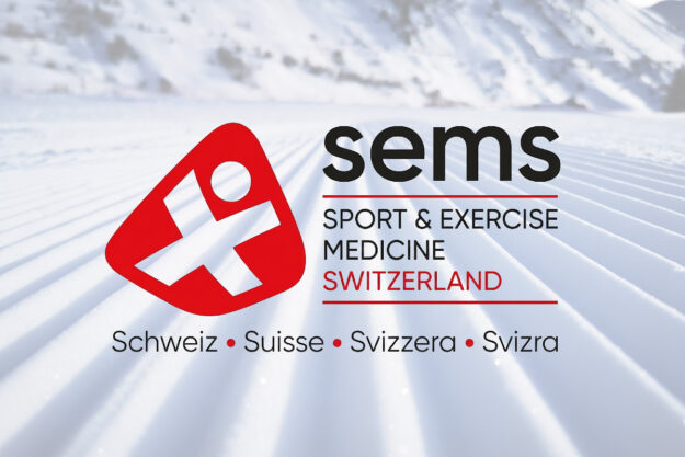 SEMS Credits Blog Logo von „sems – SPORT & EXERCISE MEDICINE SWITZERLAND“ vor einer präparierten, verschneiten Skipiste im Sonnenschein.
