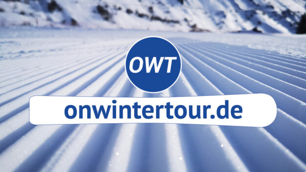 Was Ist Onwintertour Blog Banner mit dem Logo „OWT“ und der Website „onwintertour.de“ vor einer frisch präparierten Skipiste.